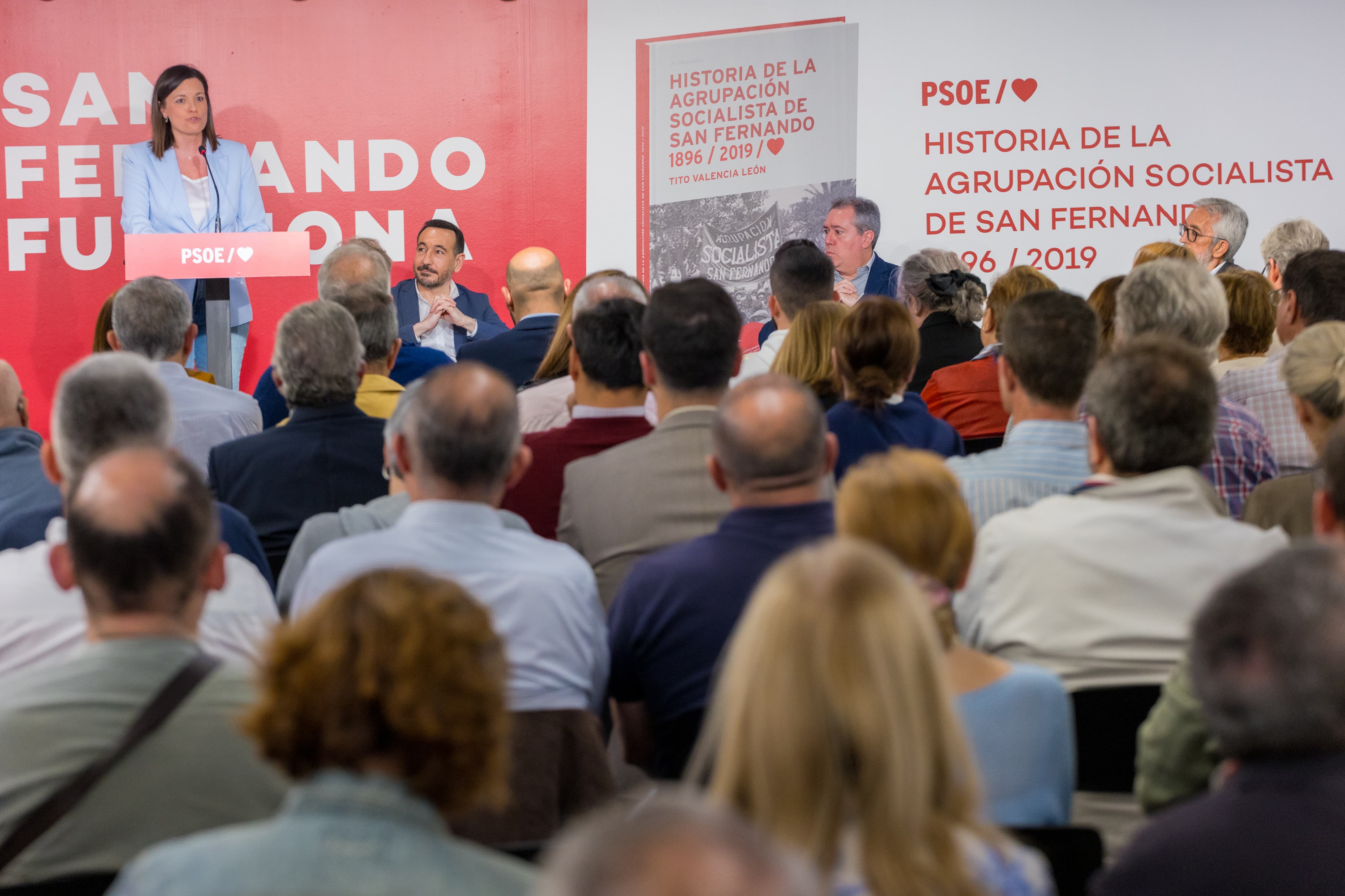 La sede socialista en la calle Arenal de San Fernando se llenó con la visita de Juan Espadas.   
