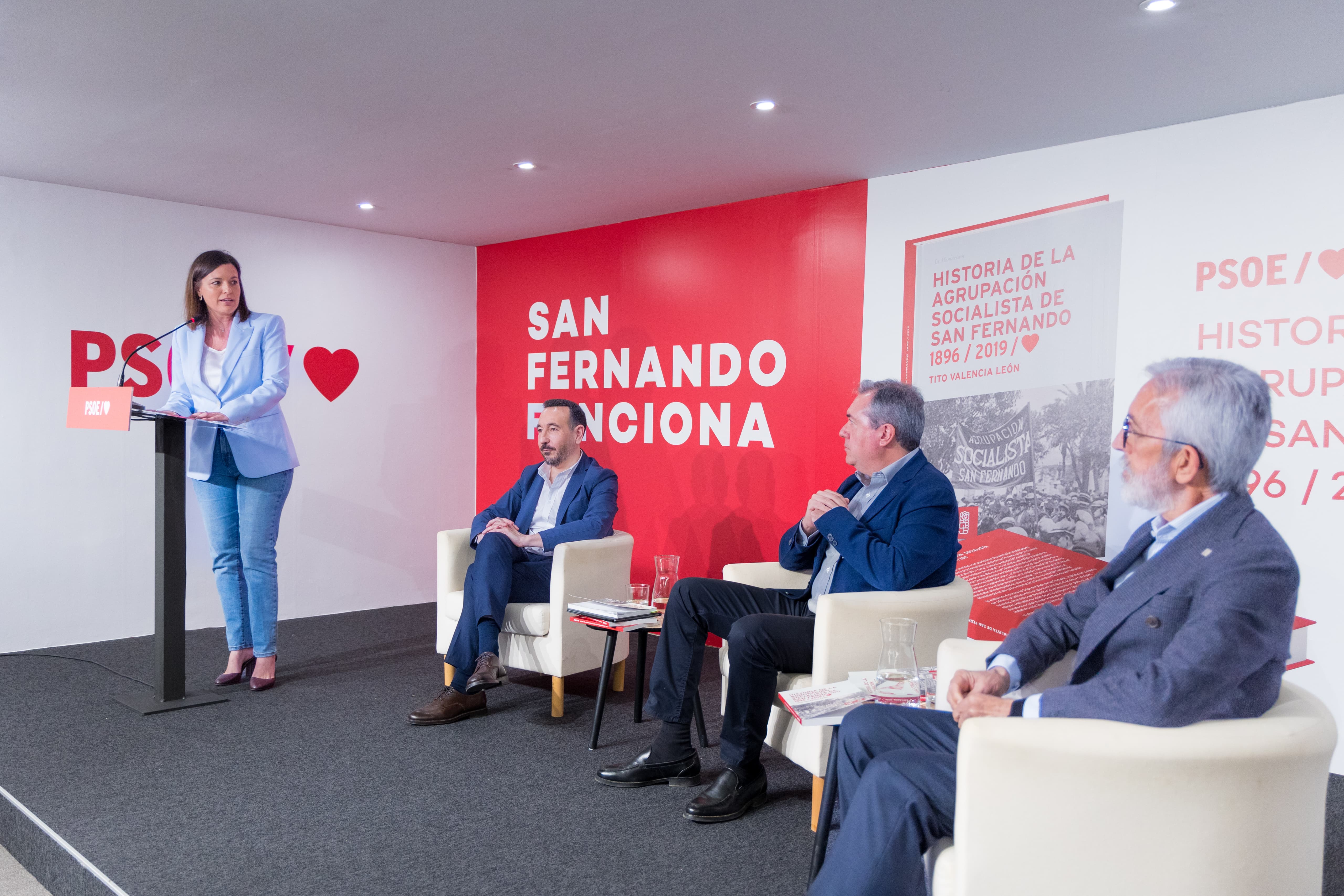 Patricia Cavada, que abrió el acto, junto a López Gil, Espadas y el autor, Tito Valencia.
