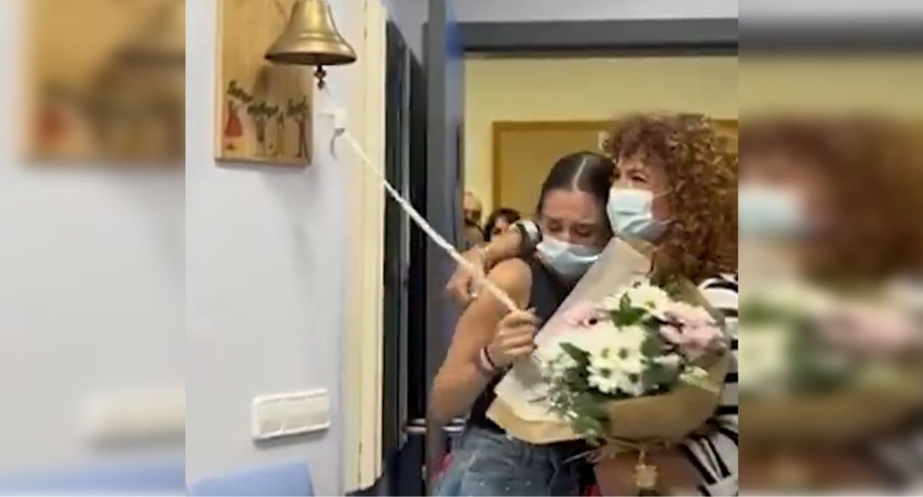 Elsa, muy emocionada, toca la campana de la esperanza.