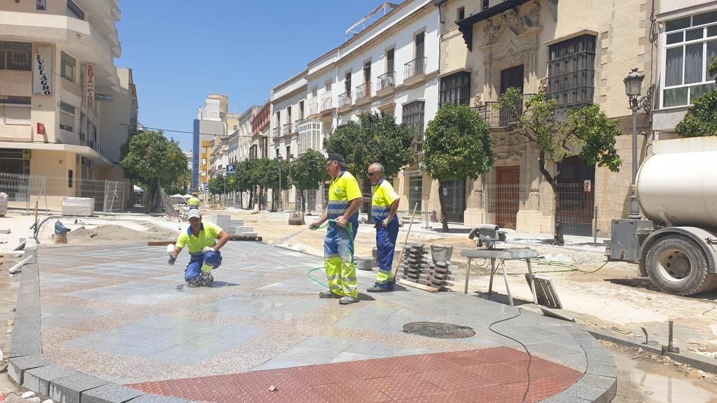 Trabajos en los acerados de Corredera, en una foto publicada por el delegado de Urbanismo.