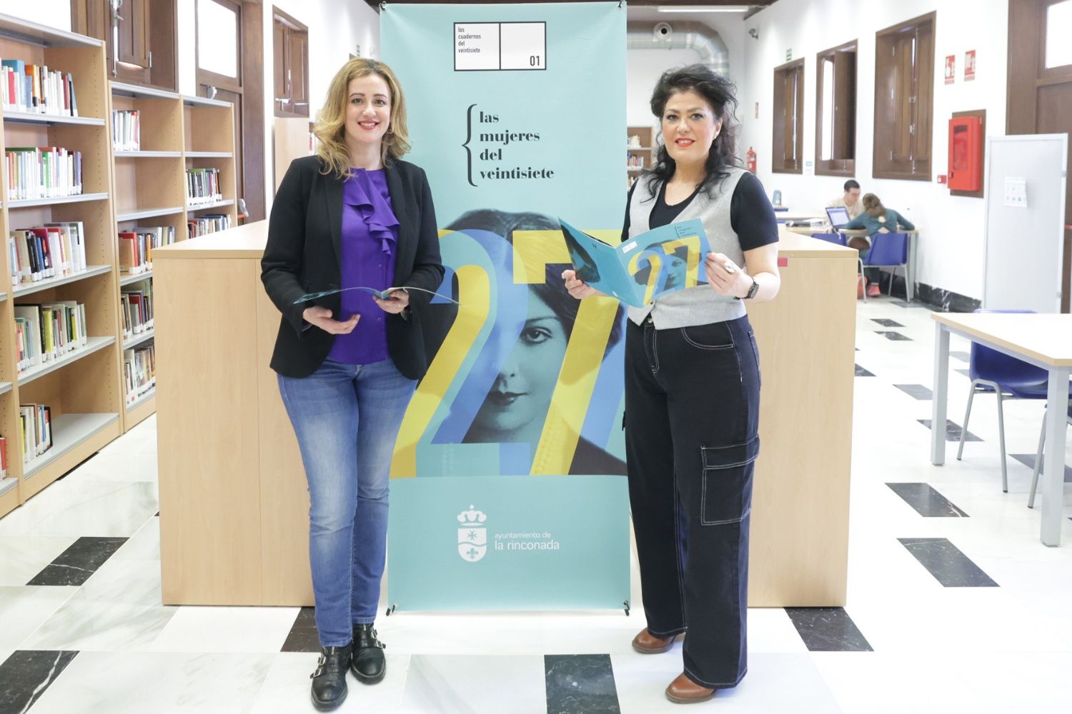 Raquel Vega, delegada de Cultura, y Eva Díaz, creadora del proyecto.  AYUNTAMIENTO DE LA RINCONADA