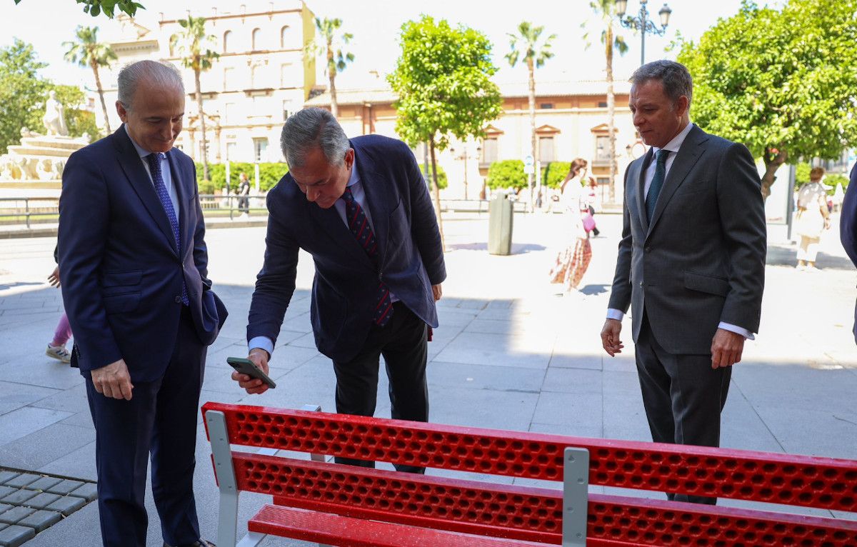 Bancos fabricados con antiguas tarjetas de Santander en Sevilla.
