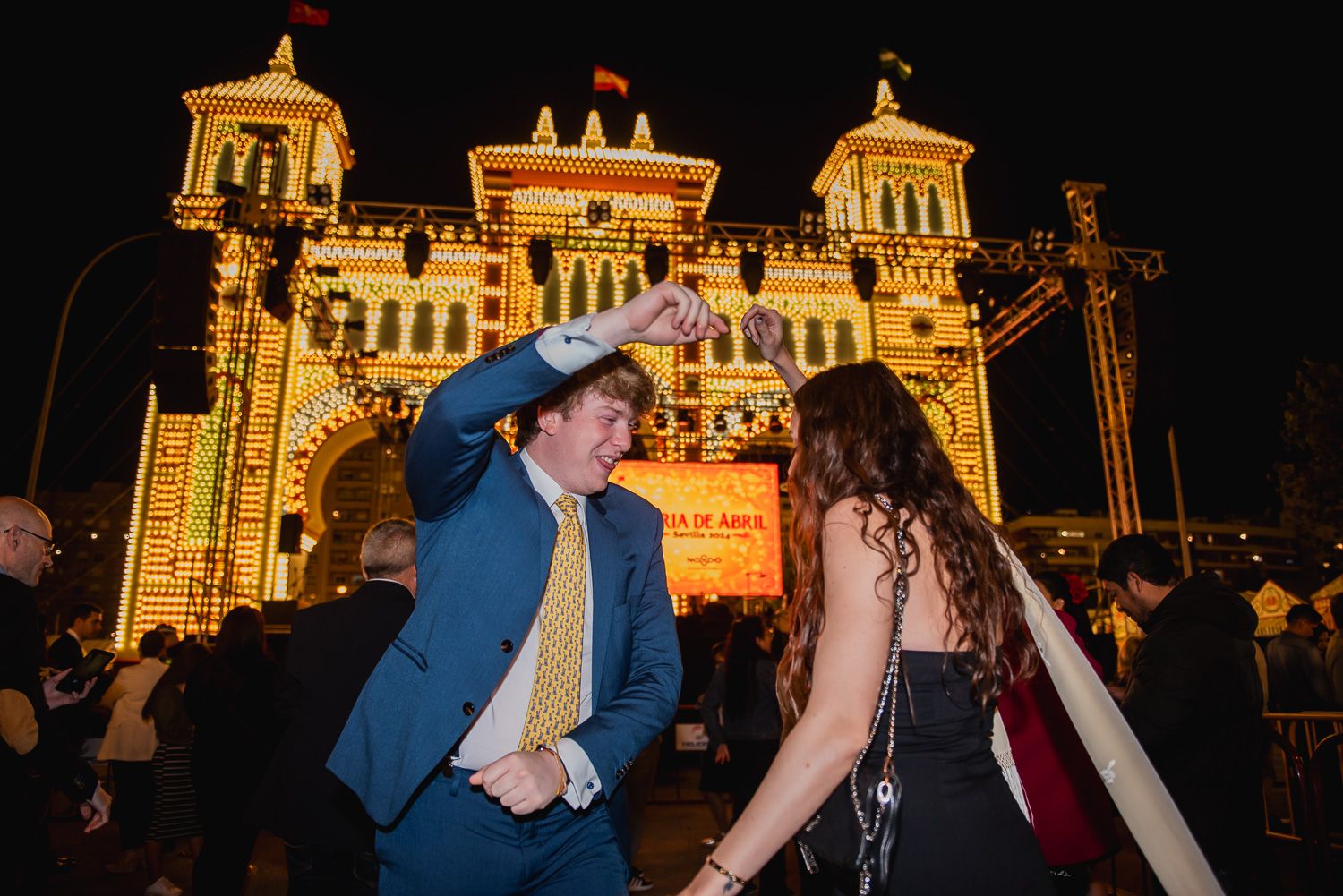 Dos personas bailan en la portada de la Feria de Abril, el pasado sábado de 'Pescaíto', que será el último tras la consulta popular.