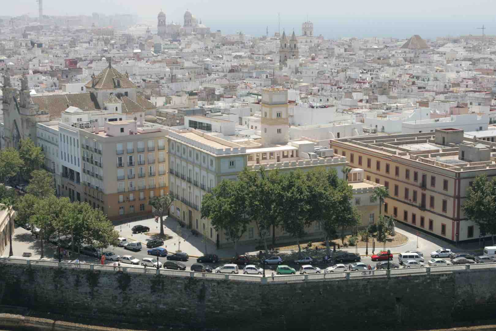 Vista aérea de Cádiz, con el futuro Museo del Carnaval en primer término, que ofrecerá experiencias interactivas.