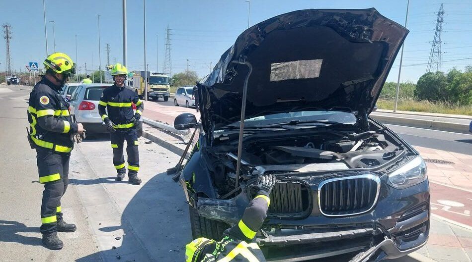 Los bomberos del Consorcio, actuando con el coche implicado.