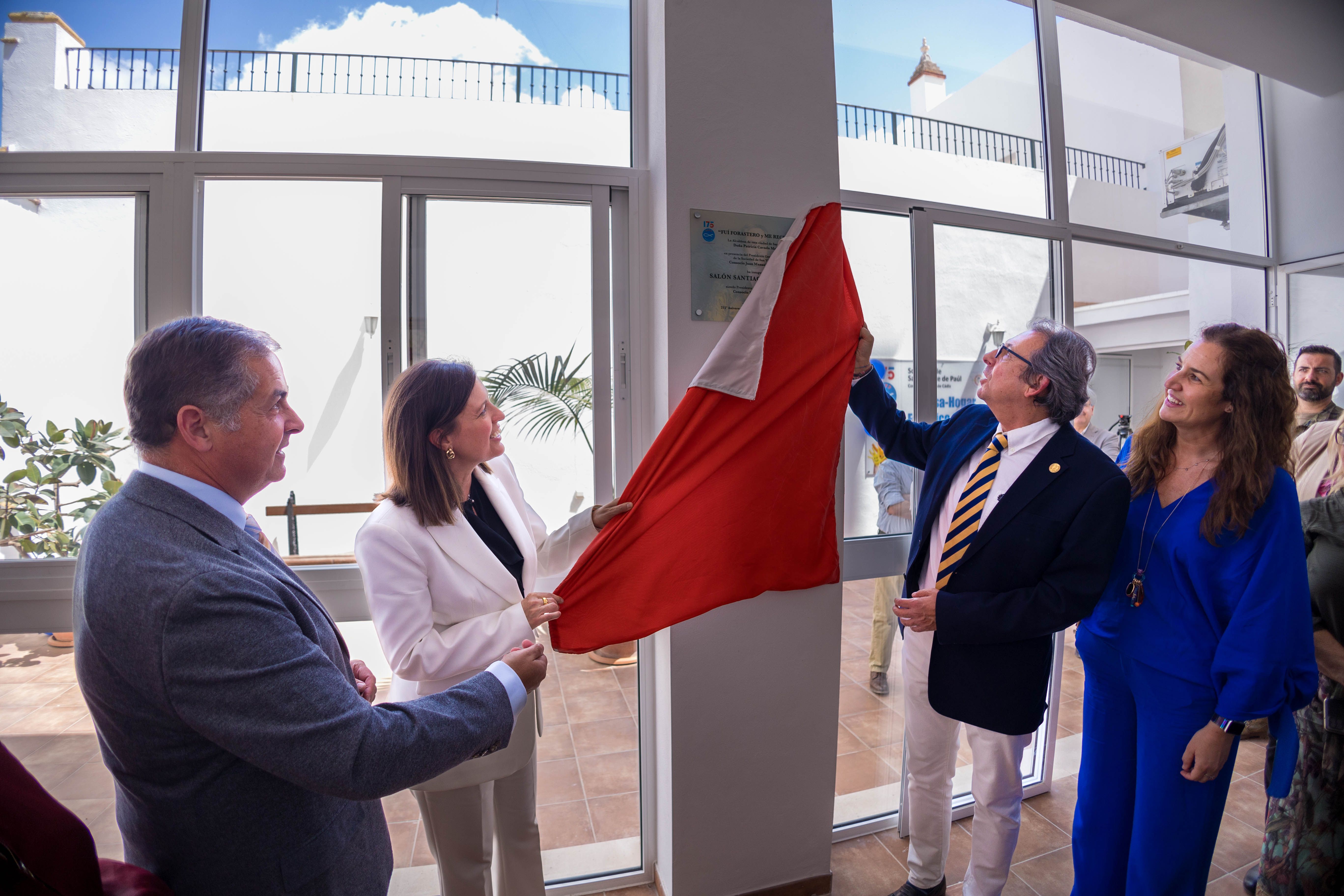 La alcaldesa y el presidente internacional de la Sociedad San Vicente de Paúl descubriendo una placa conmemorativa. 