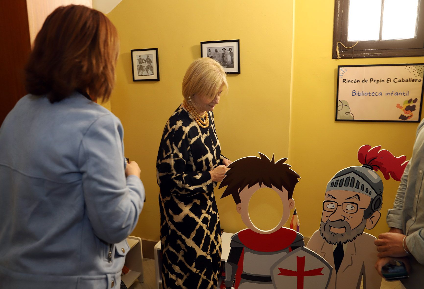 La alcaldesa en 'El Rincón de Pepín el Caballero' observándooslos los corpóreos.