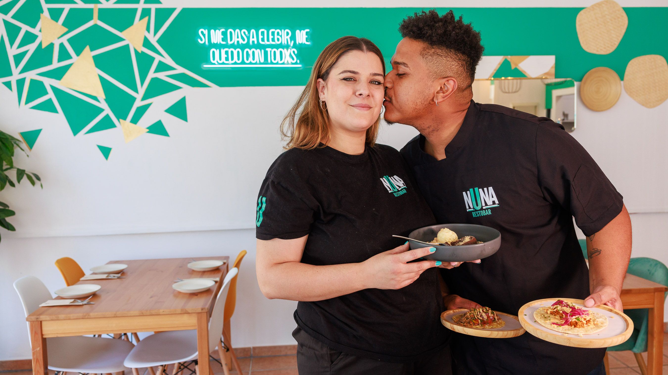 Cristina y Roger, la pareja al frente de Nuna, motrando varias de las propuestas de su 'restobar'.