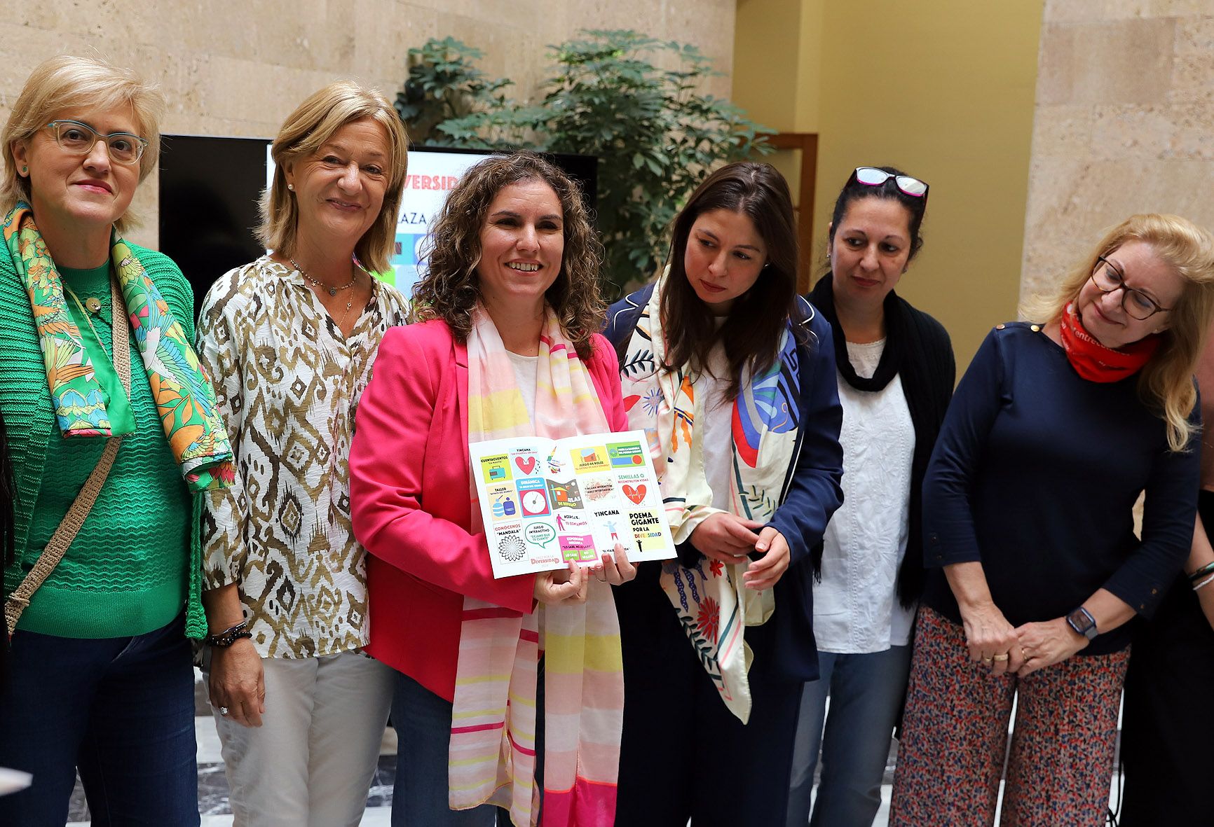 Más de una veintena de asociaciones se unen en 'Jerez por la Diversidad'. Las delegadas con el cartel anunciador.