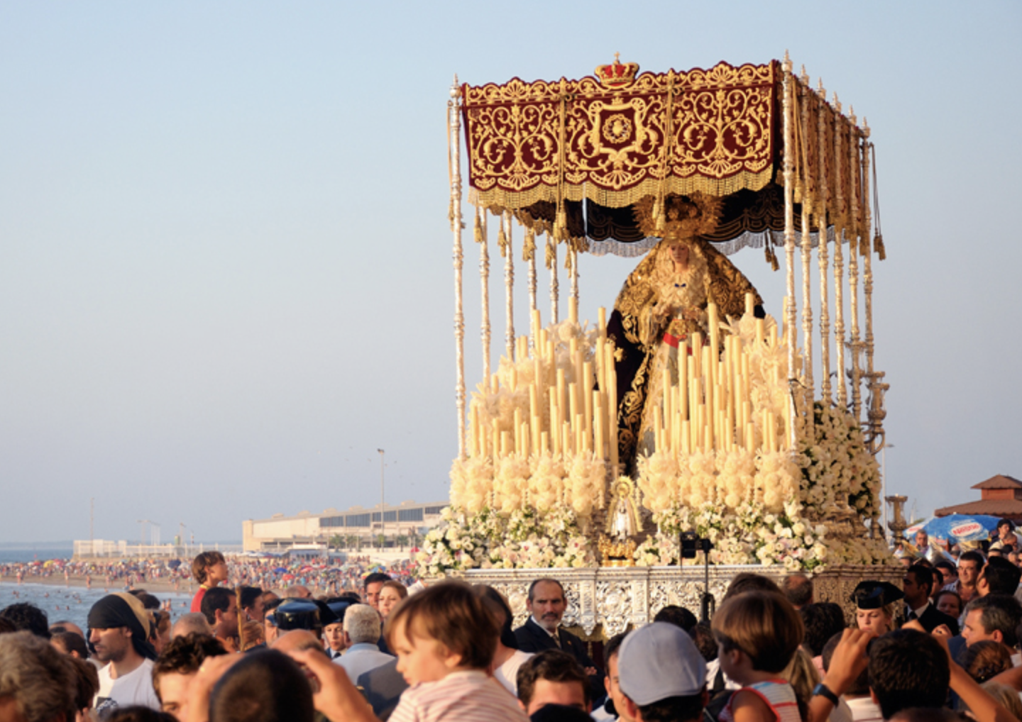 El palio de la Virgen de los Dolores de Chipiona en la salida extraordinaria con con motivo del 50 aniversario de la hermandad. 