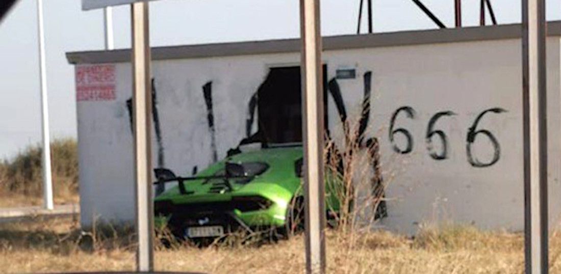 El vehículo, tras empotrarse contra la caseta eléctrica y ser abandonado. 