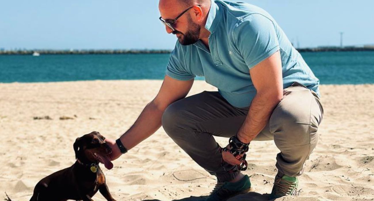 Germán Beardo, en la playa junto a un perro.
