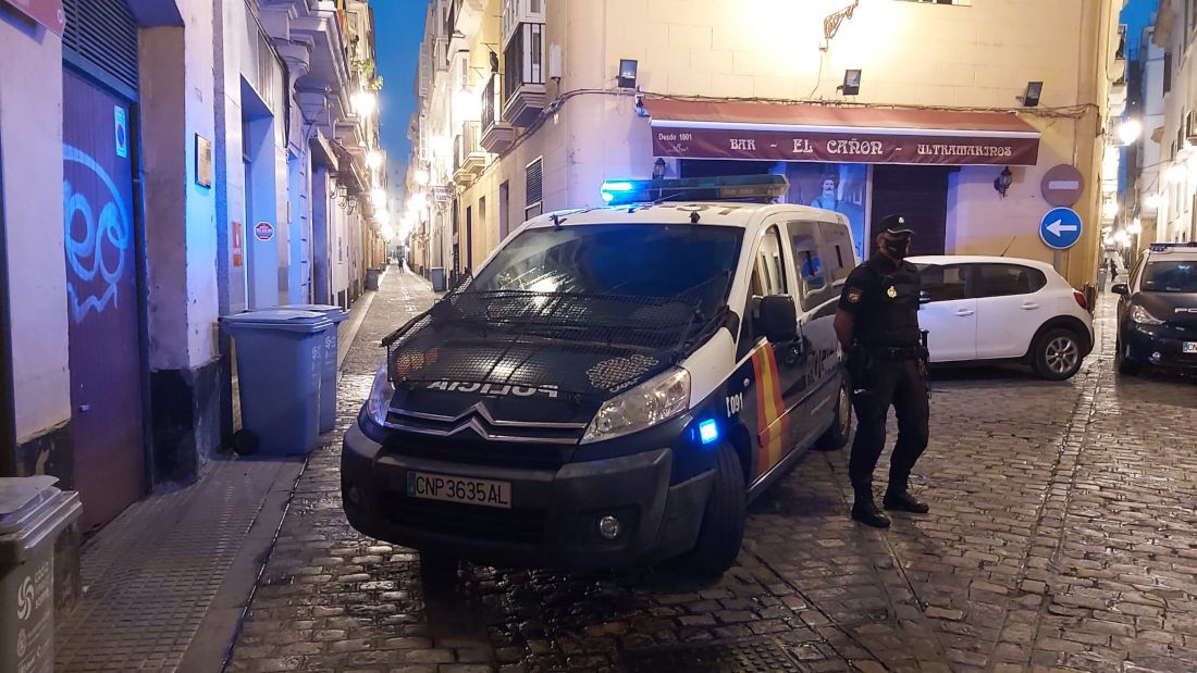 Un momento del operativo policial en Cádiz. FOTO: CNP