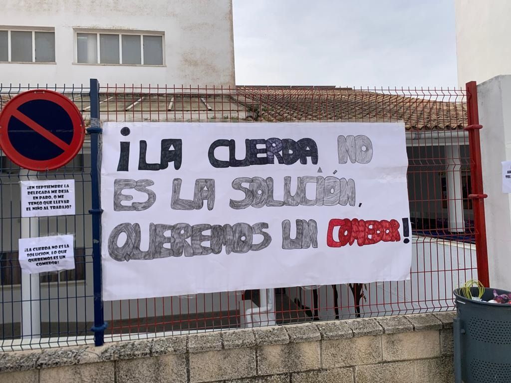 Una pancarta colocada en el centro durante una protesta pasada de la Ampa El Pozuelo, en Olvera.