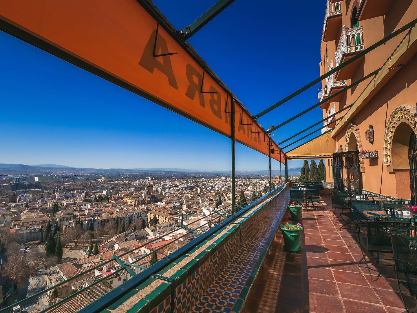 Vistas de Granada desde el hotel de lujo Alhambra Palace.
