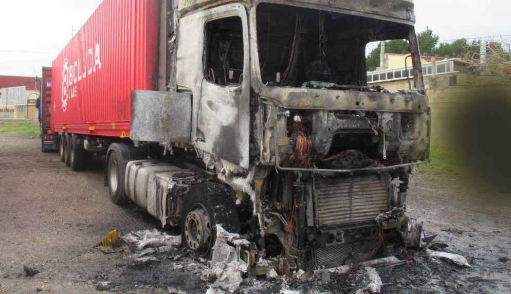 Estado de uno de los camiones quemados por un vecino de Chiclana.