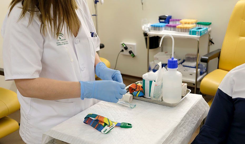 Una sanitaria, durante su jornada de trabajo. FOTO: SAS