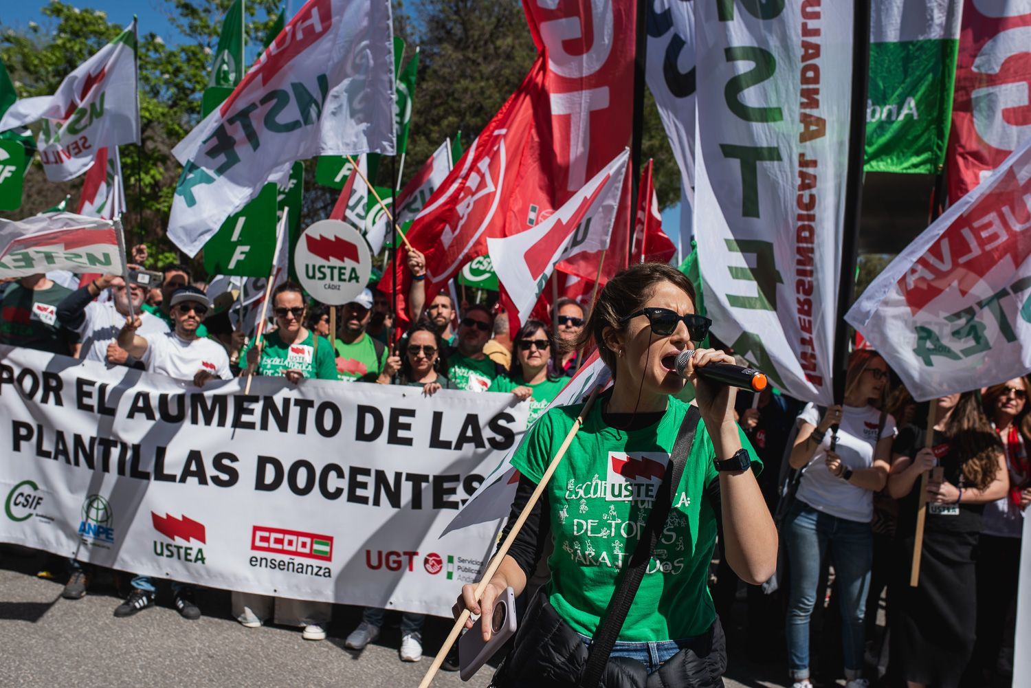 Los sindicatos se han concentrado este martes en Sevilla para reclamar a la Junta negociación para el aumento de las plantillas docentes.