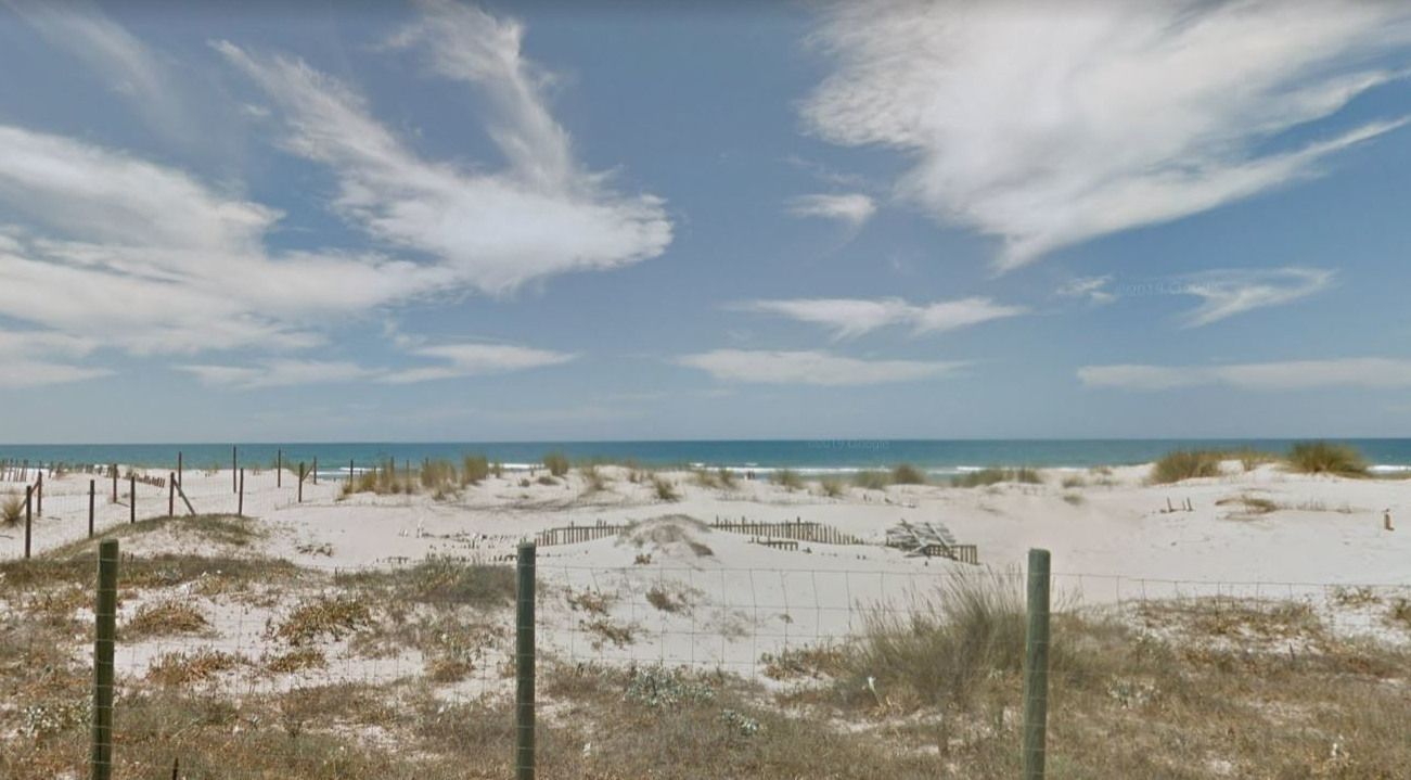 Playa de Cortadura en Cádiz, en una imagen de Google Maps.