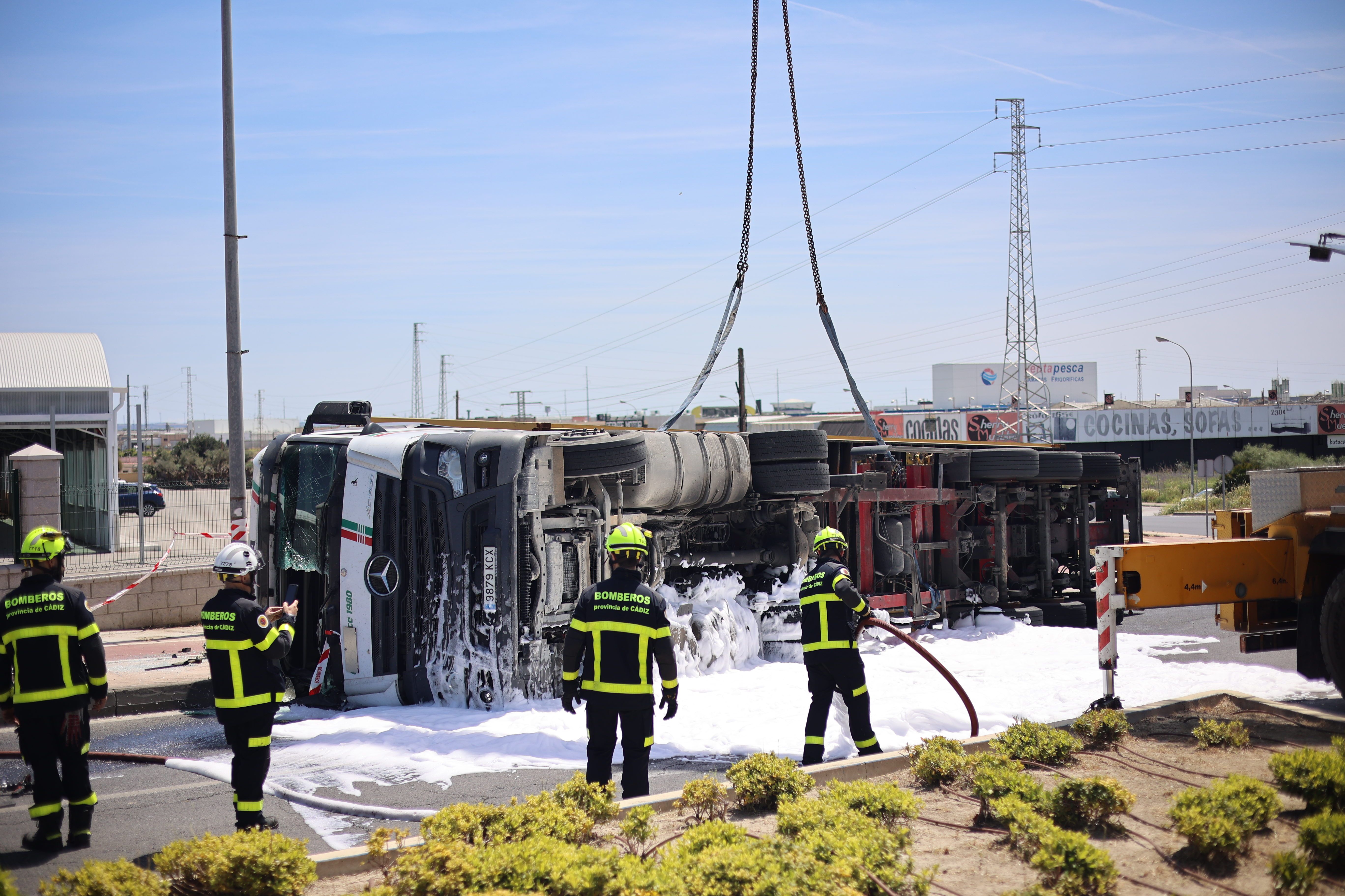 Bomberos intervienen tras volcar un camión en El Puerto.