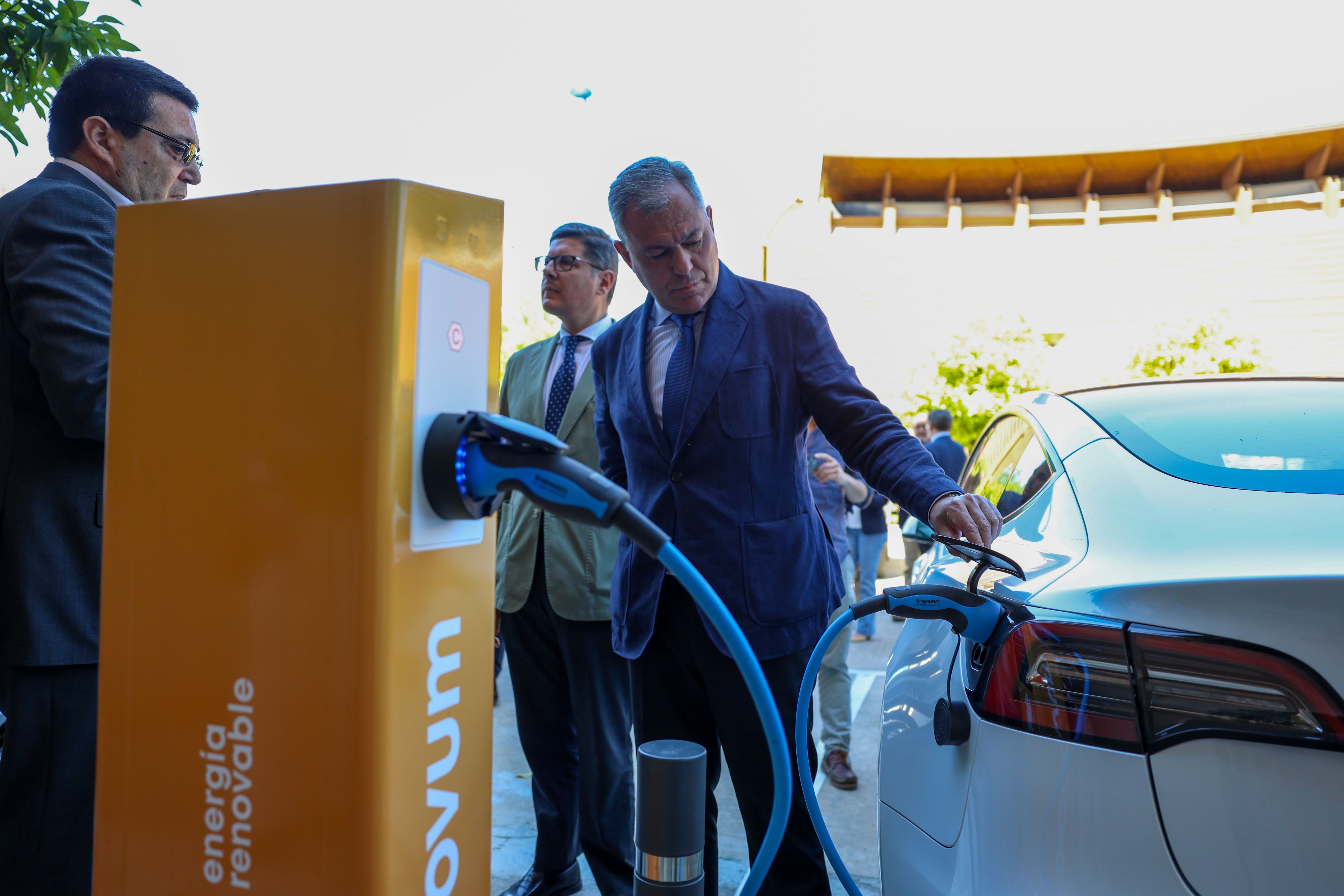 El alcalde de Sevilla, en uno de los nuevos puntos de recarga de coches eléctricos.