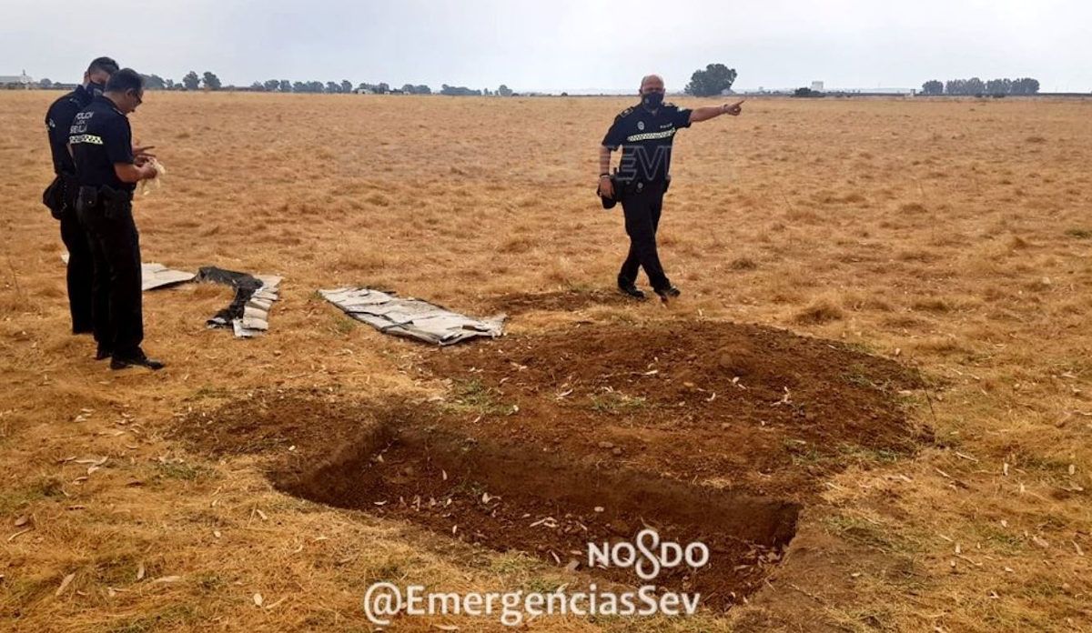 Los agentes acotando la excavación hallada.