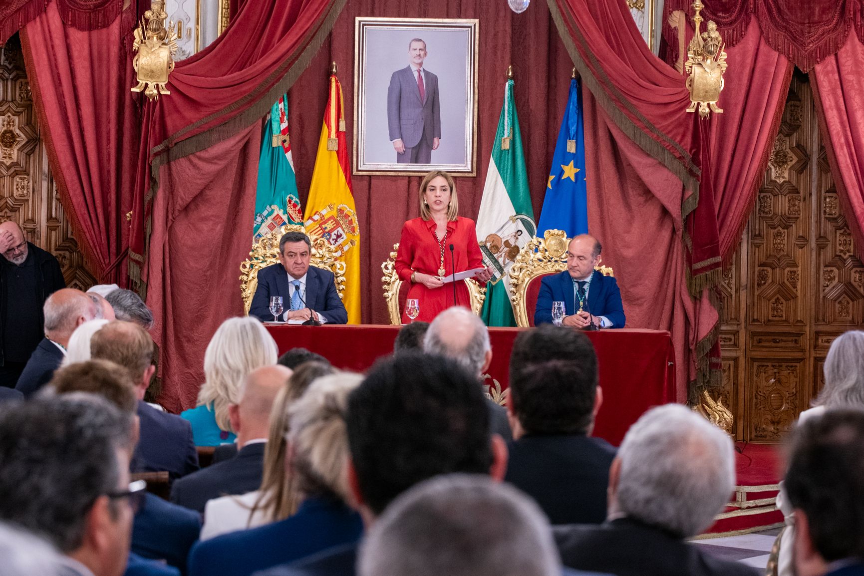 La presidenta de Diputación, Almudena Martínez, en el homenaje a los primeros diputados de la democracia.