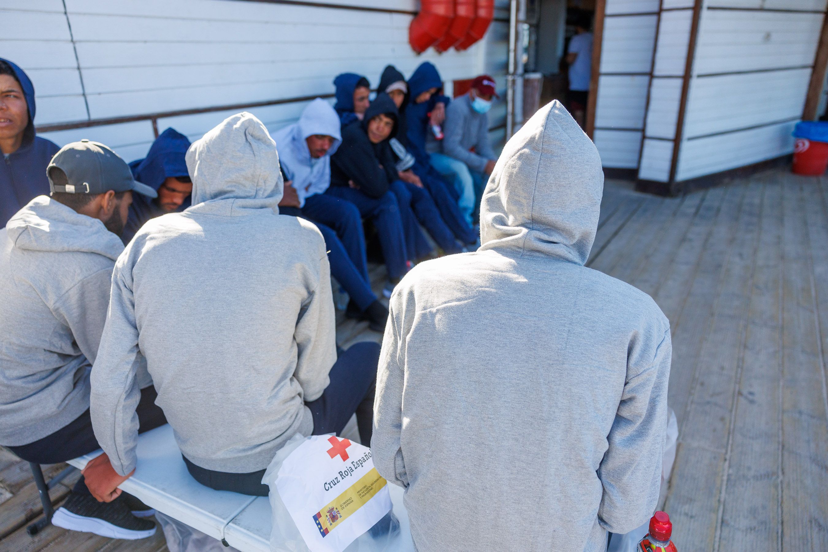 Varios de los migrantes esperan en el chiringuito Bebo los Vientos