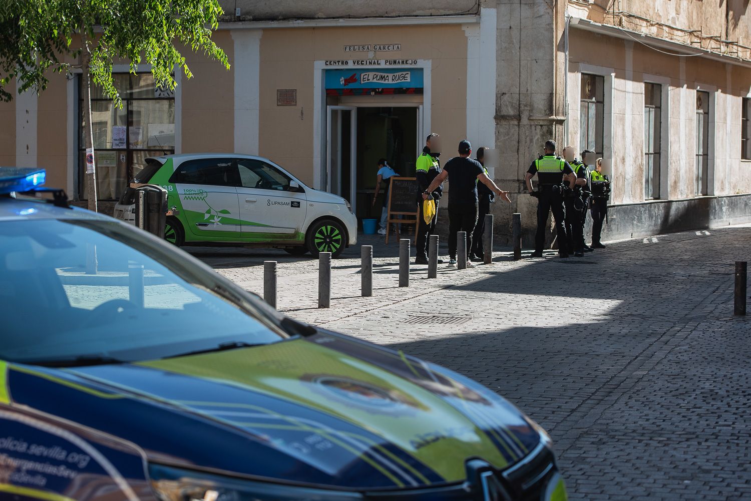 La Policía Local en la Casa del Pumarejo, este miércoles.