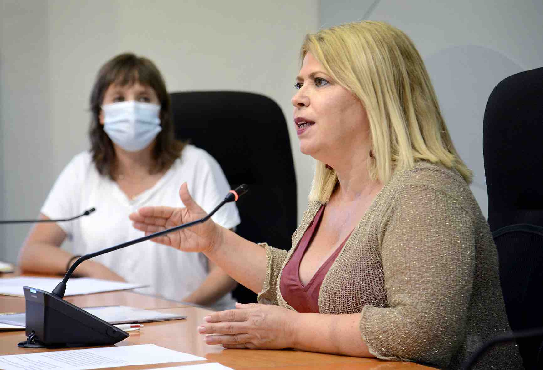 La alcaldesa, en rueda de prensa este lunes junto a Laura Álvarez.