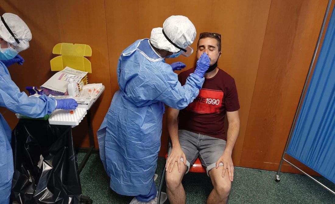 Sanitarios realizan pruebas en Cataluña. FOTO: Generalitat