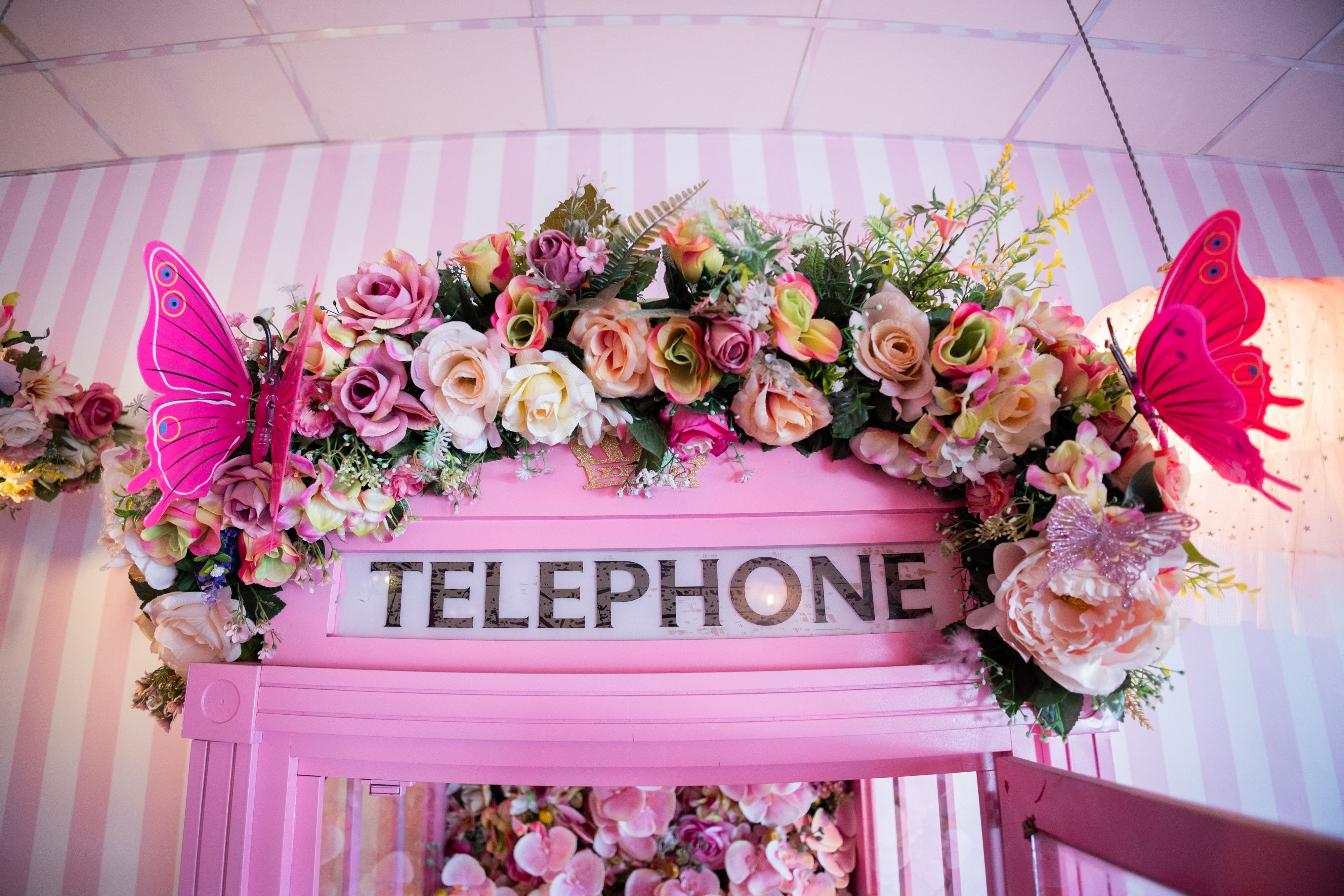 El local está repleto de flores en tonos rosados.