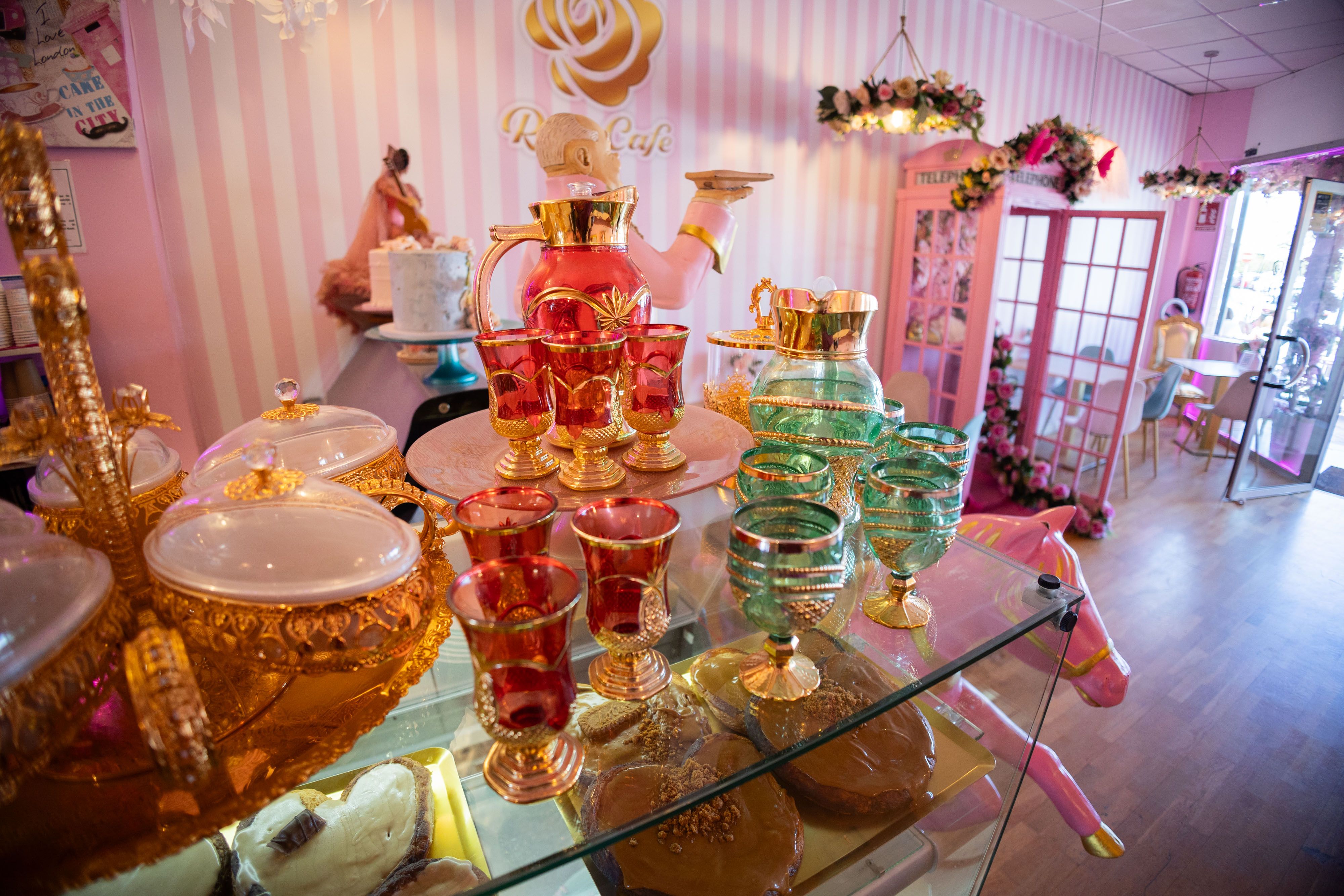 Vitrina con dulces y adornos.