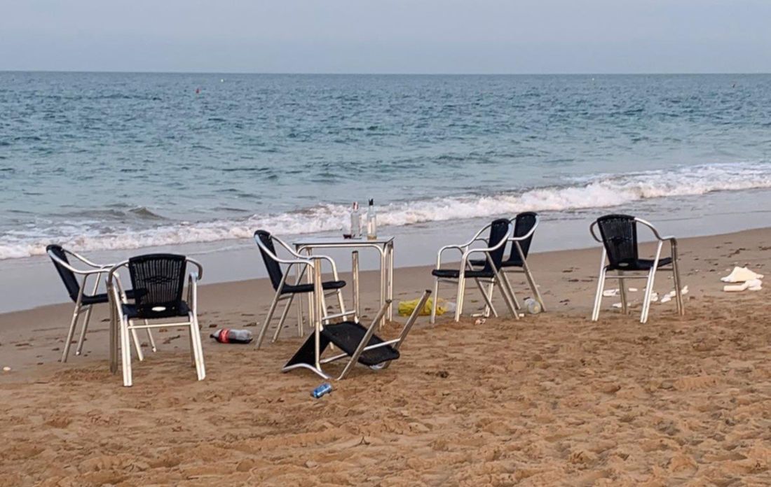 Estado en el que quedó la playa tras el botellón con sillas y mesa en la orilla de La Barrosa. FOTO: Toniza Ecologistas en Acción