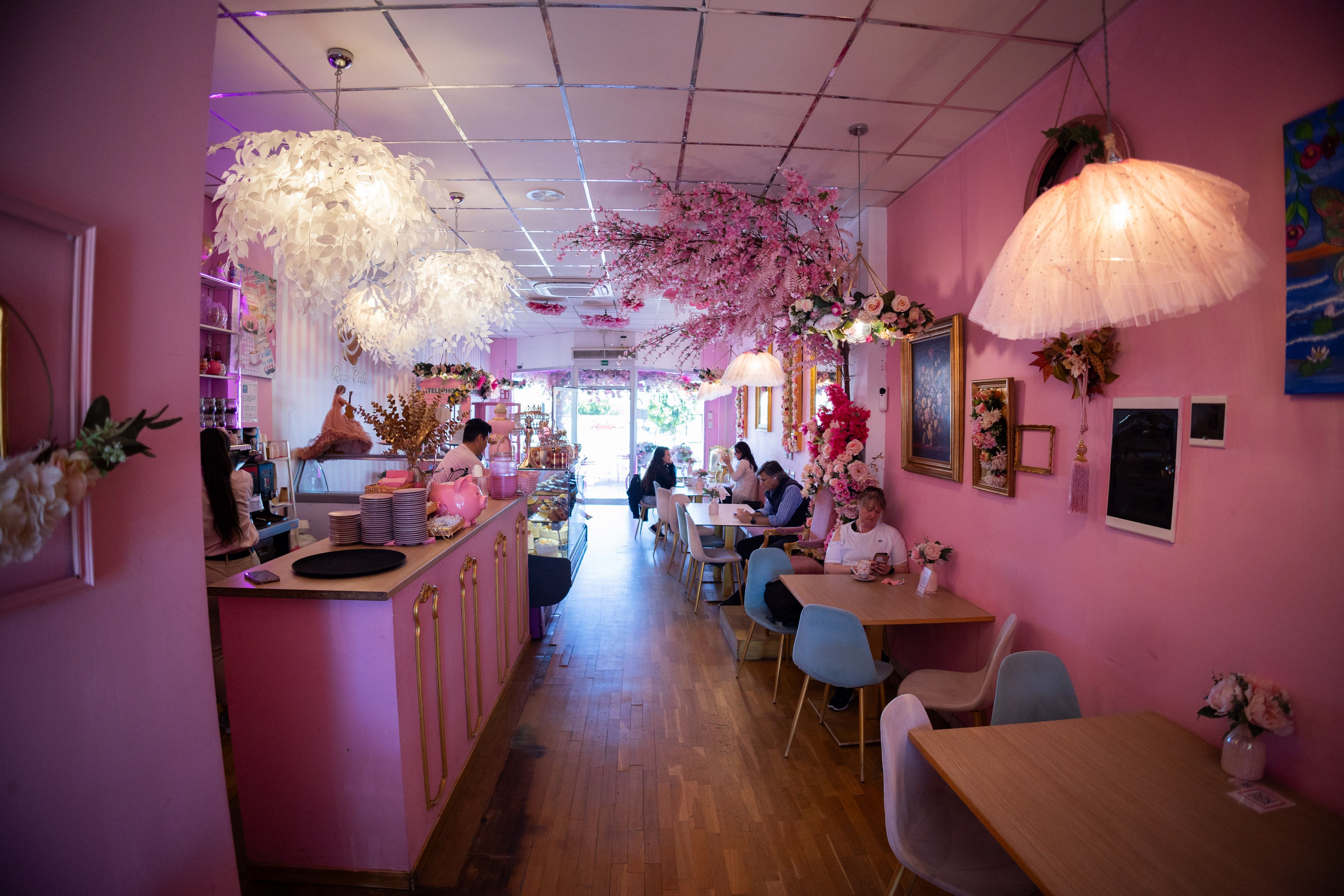 Las paredes de esta cafetería están pintadas de rosa.