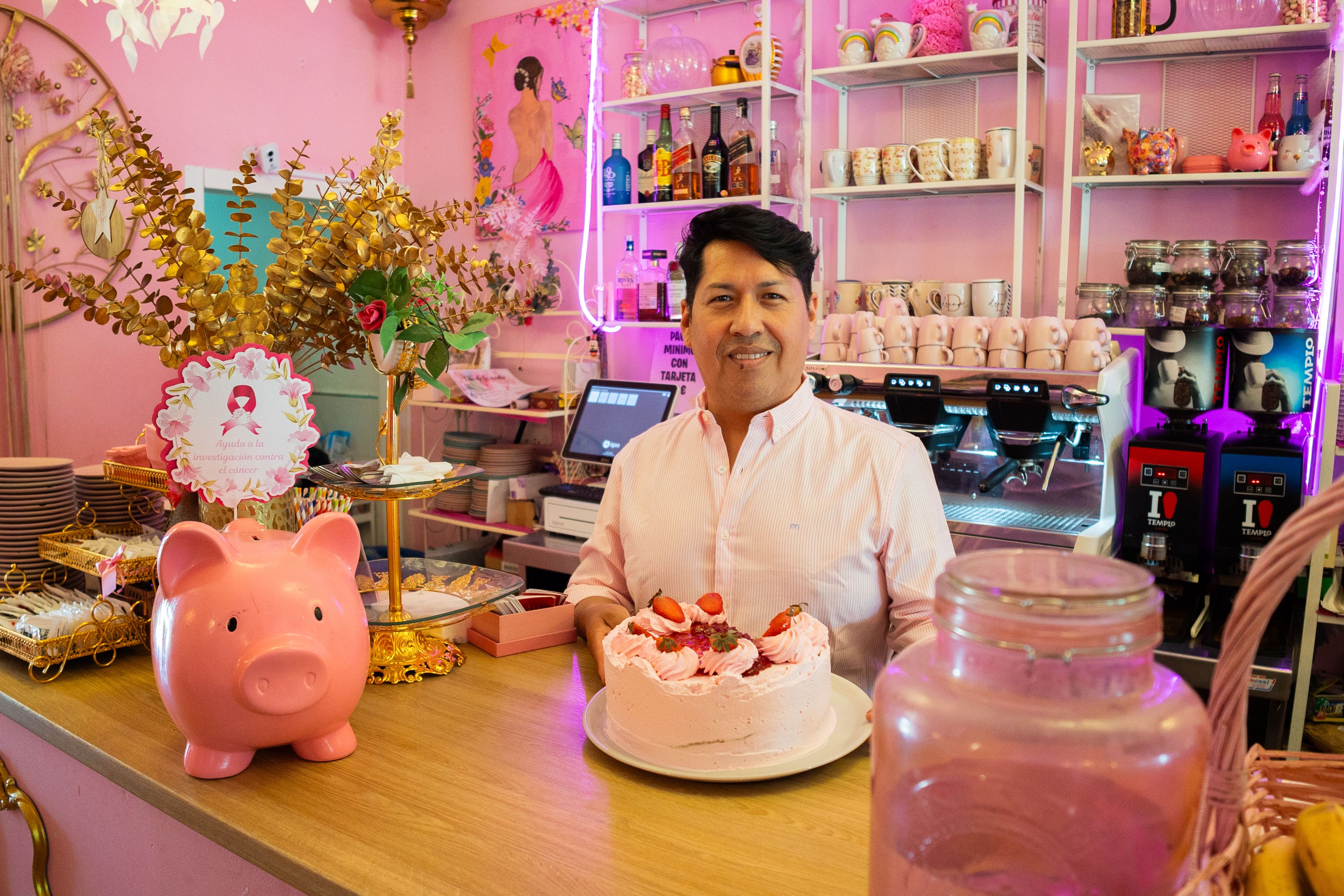 El repostero en el interior del local.