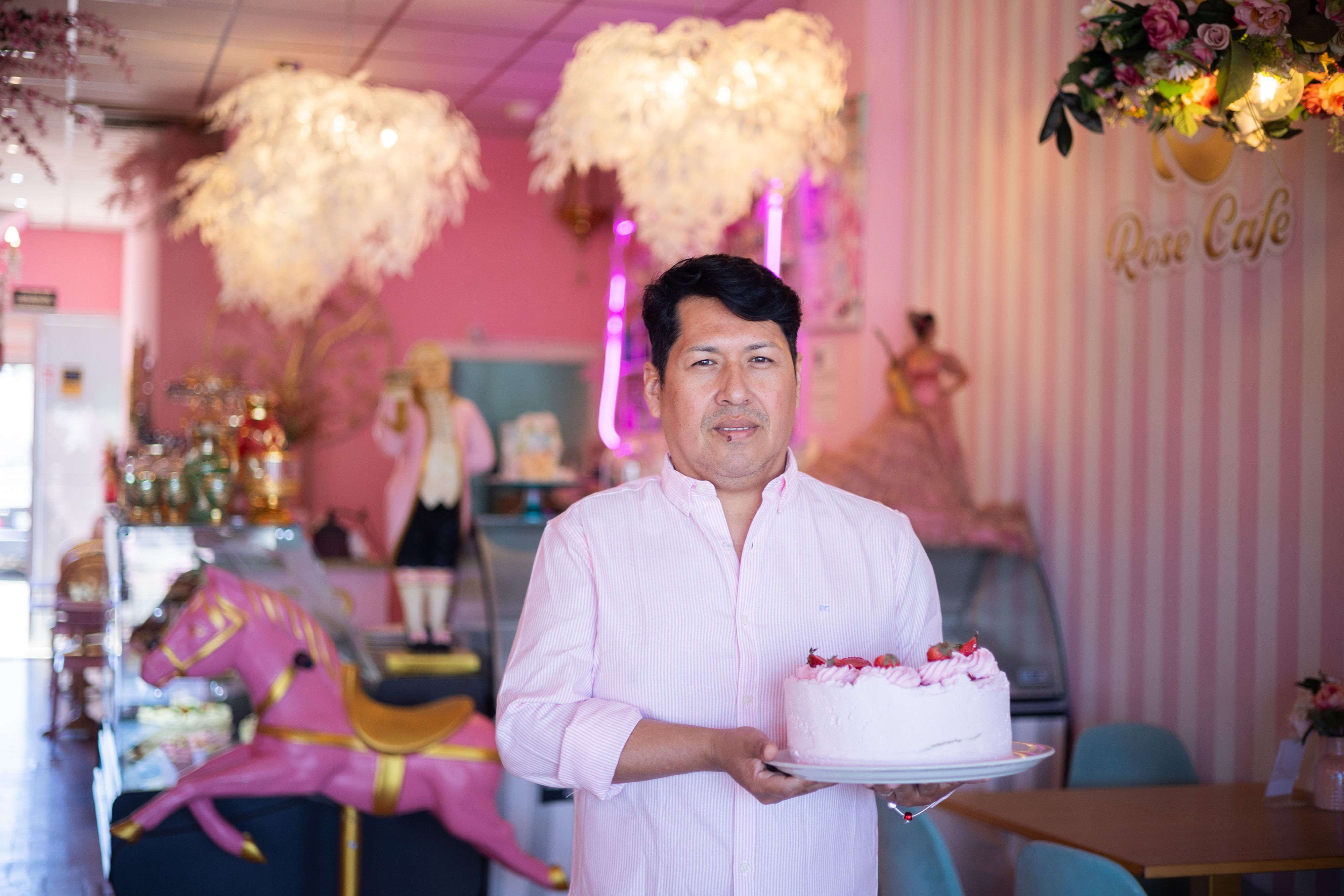 Miguel Eguez muestra una tarta de fresa.