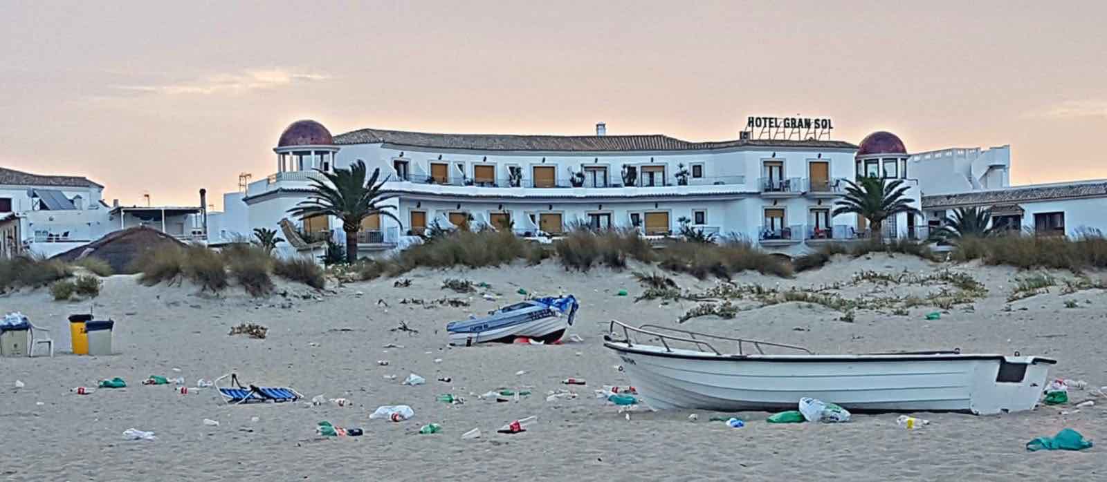 El 'después' de un botellón en Zahara de los Atunes en una imagen del pasado verano.