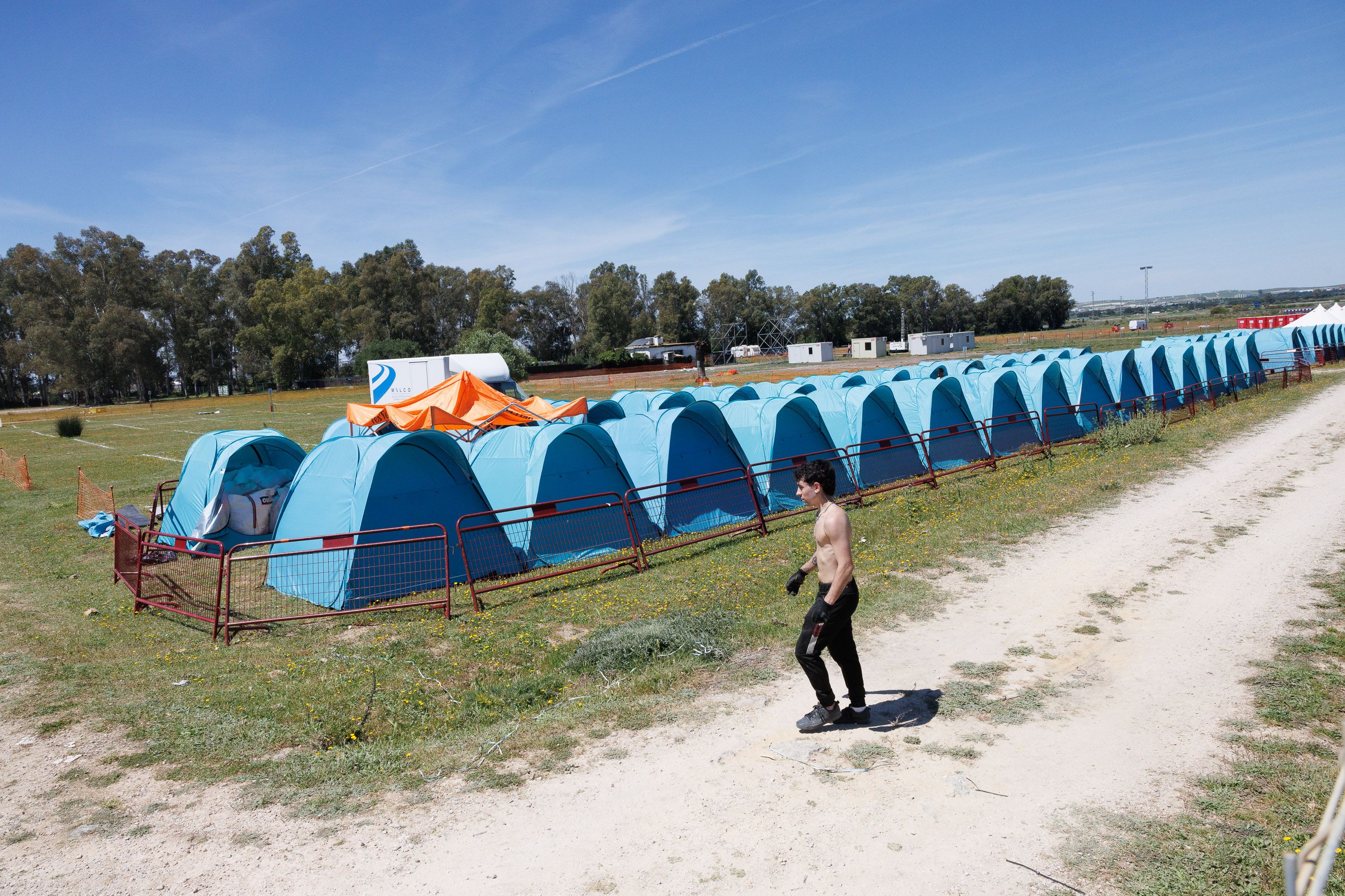 El terreno de acampada con las tiendas preparadas para ser ocupadas.