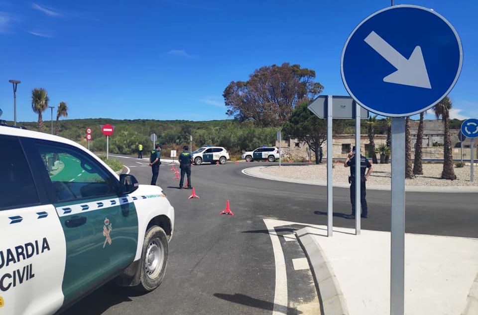 Un control de carretera en los accesos. FOTO: Ayto. Barbate