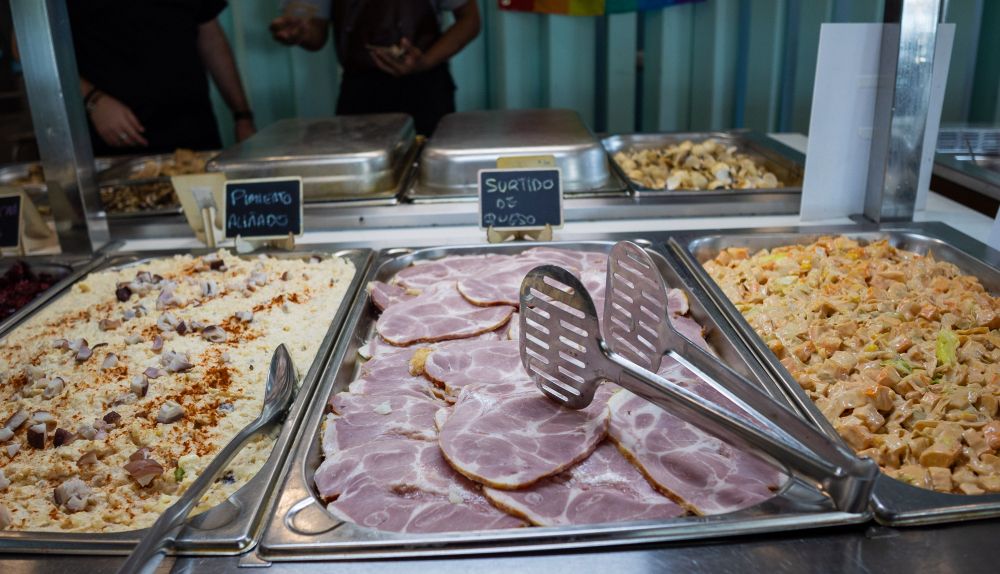 Bandejas con comida casera en el establecimiento.