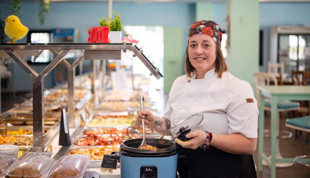 Sonia López con uno de los guisos en el buffet.