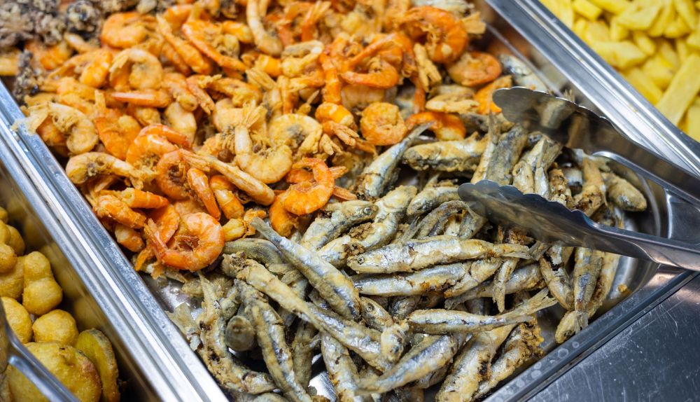 Detalle de las bandejas de marisco y pescado.