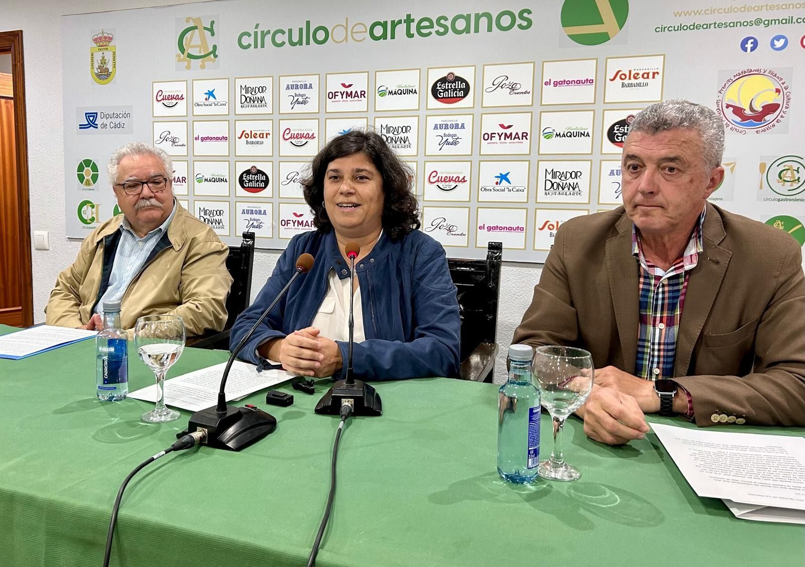 Carmen Alvarez y miembros del Circulo de Artesanos en la apertura de la biblioteca. Carmen Alvarez y miembros del Circulo de Artesanos en la apertura de la biblioteca.