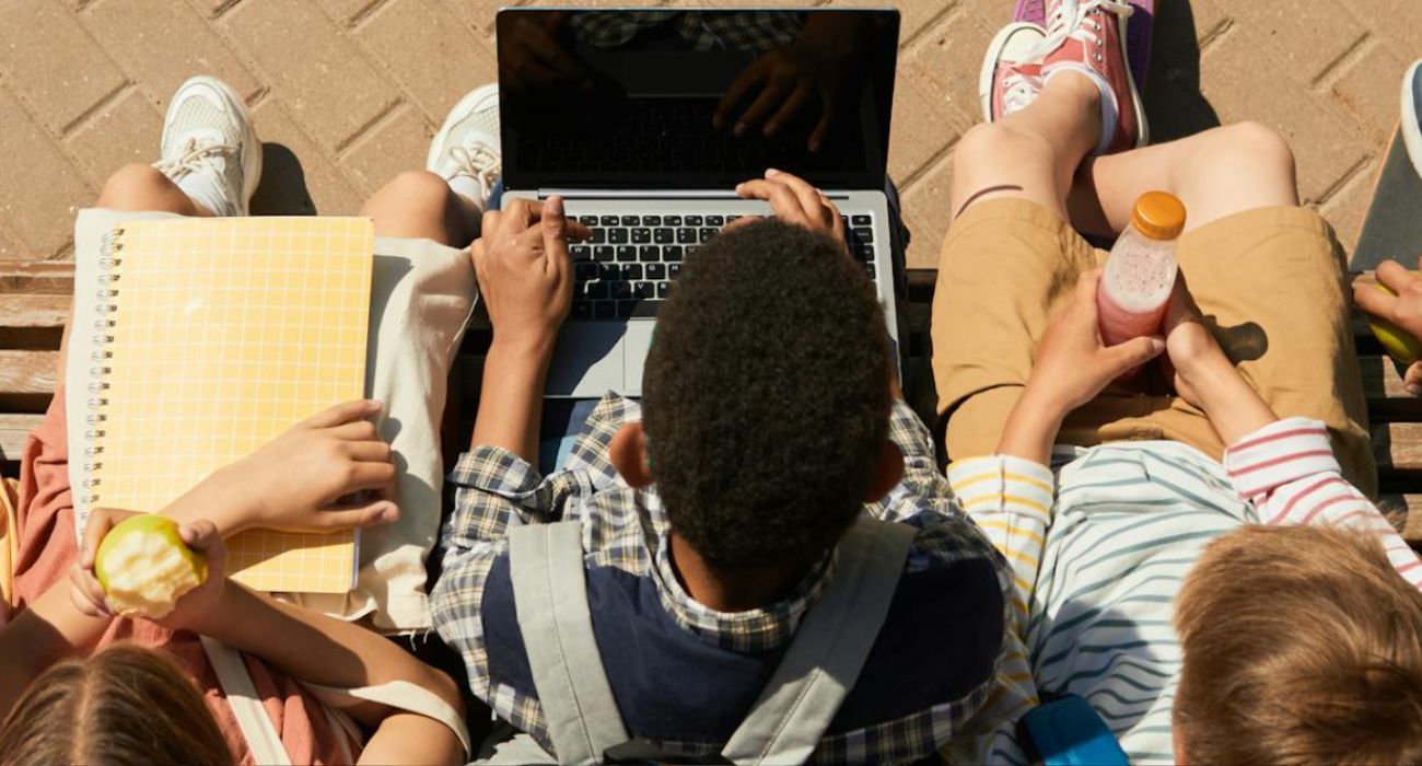 Niños, delante de un ordenador, en una actividad en un colegio. Una maestra alerta de una peligrosa situación en YouTube.
