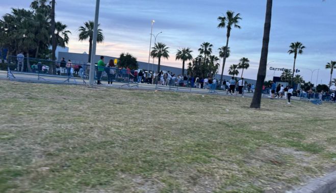 Aficionados a las motos esperan a los primeros moteros en El Puerto.