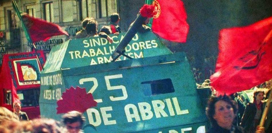 Manifestación de la Revolución de los Claveles en Portugal.