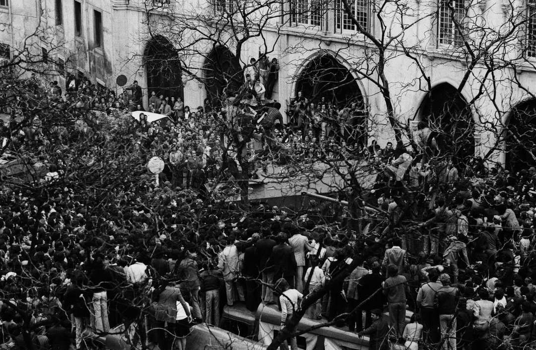 La revolución del 25 de abril en Portugal, en una fotografía de Eduardo Gageiro publicada por la Cámara Municipal de Lisboa en redes sociales.