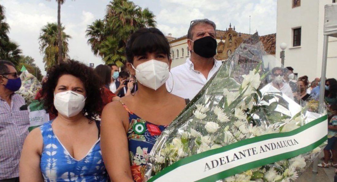 Teresa Rodríguez, en el centro, en un acto de recuerdo a Blas Infante. FOTO: Adelante Andalucía