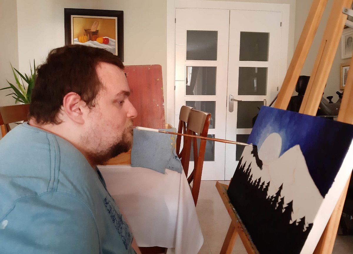 El artista Alejandro Pinazo pintando uno de sus cuadros. El artista Alejandro Pinazo pintando uno de sus cuadros.